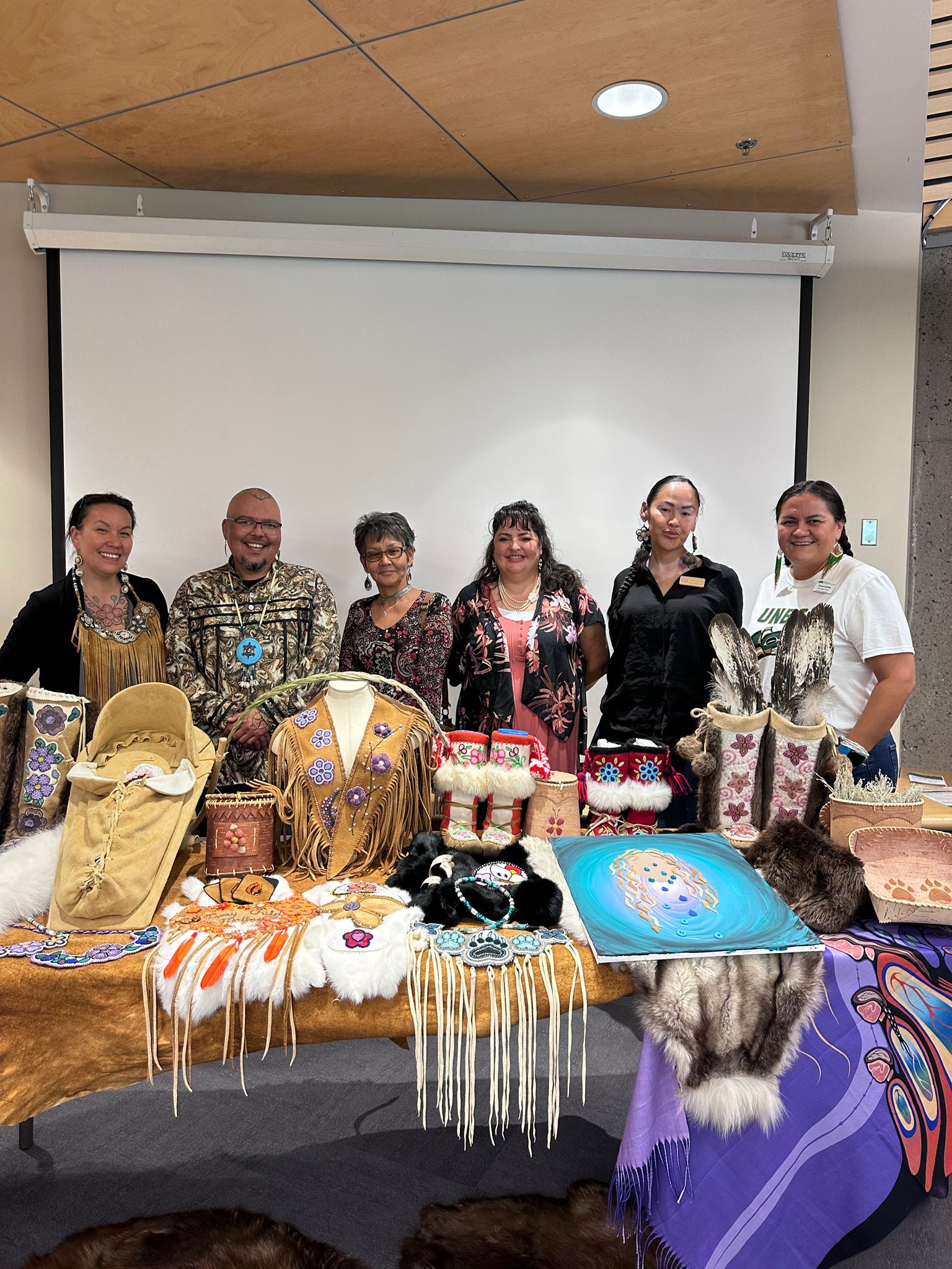Students at the Indigenous Round Table Crafting event
